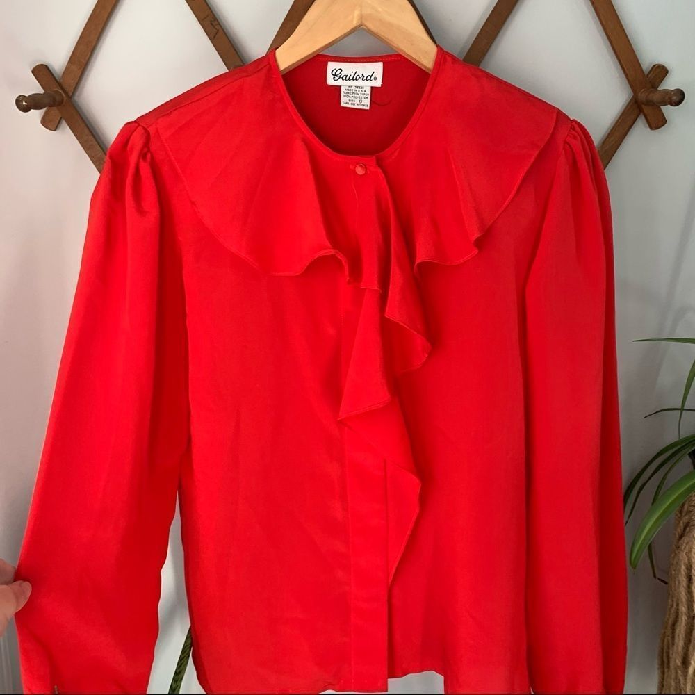 💚Cherry Red Exaggerated Ruffle Neck Blouse Hidden Button Down Shirt Size small - Picture 6 of 6